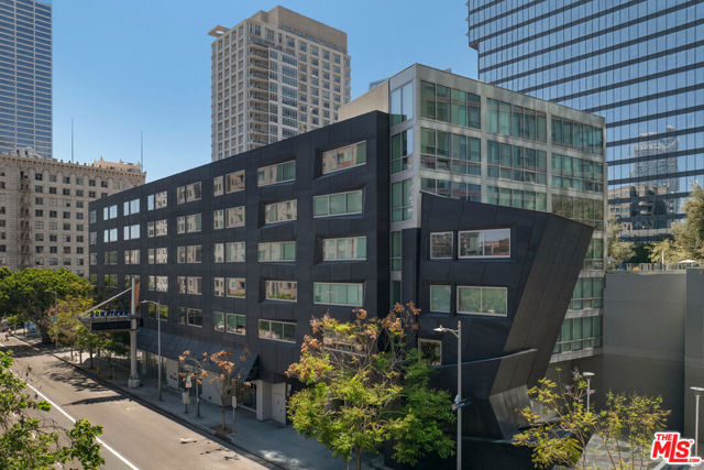 901 S Flower Street, Los Angeles CA: https://media.crmls.org/mediaz/6da15a50-ef07-4fb7-a9c9-d4a4f4db7e0e.jpg