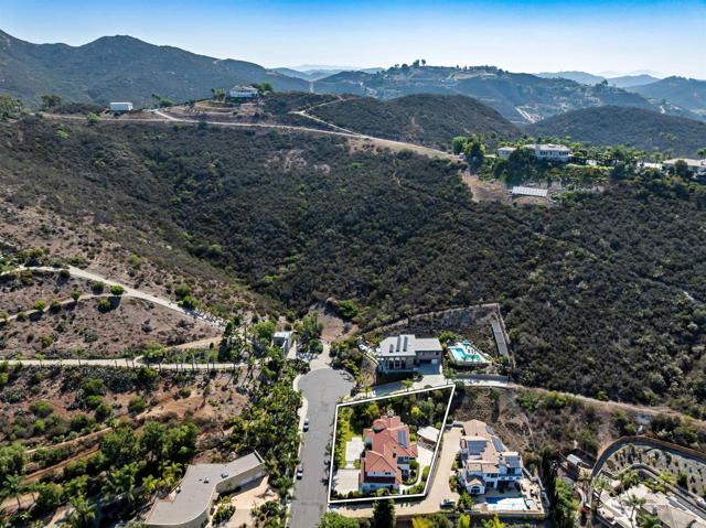 2535 San Clemente Avenue, Vista CA: https://media.crmls.org/mediaz/6da250f7-873f-4d22-b026-1f28f8a9c7e6.jpg
