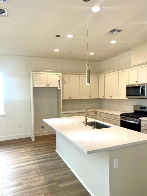 2161 Gentle Rain Drive, Roseville CA: https://media.crmls.org/mediaz/6da2b598-591f-4708-ab17-35c4008e2f0e.jpg