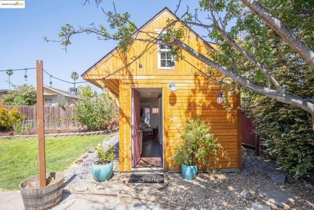 820 Amador St, Richmond CA: https://media.crmls.org/mediaz/6da2b85e-7dcd-4500-9a8d-10cf87677a02.jpg