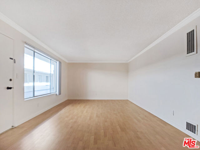 440 Raymond Avenue, Santa Monica CA: https://media.crmls.org/mediaz/6da348dc-0e1d-400e-9caf-2f2d2f144098.jpg
