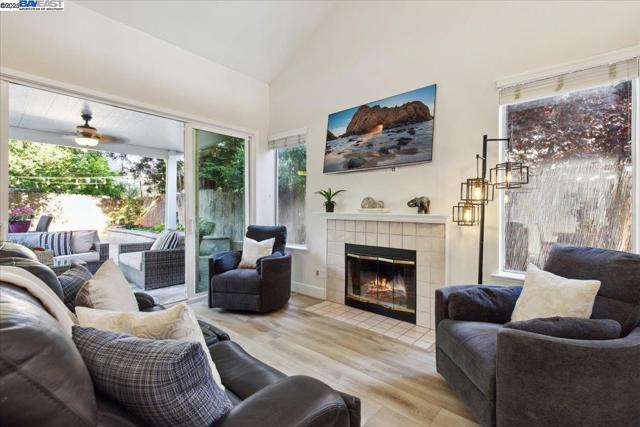 2211 Oakland Ave, Pleasanton CA: https://media.crmls.org/mediaz/6da35013-a15f-4284-ab9d-23294f359aab.jpg
