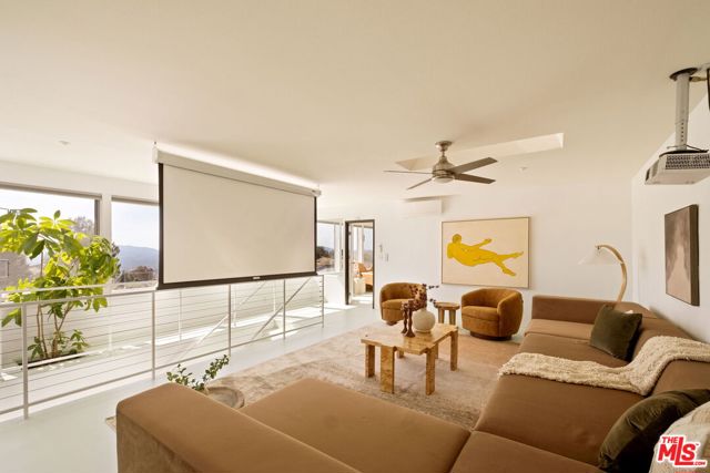 7401 Studio Road, Canoga Park CA: https://media.crmls.org/mediaz/6da39d08-a4dc-4f20-9e4a-a7fb7705edd0.jpg
