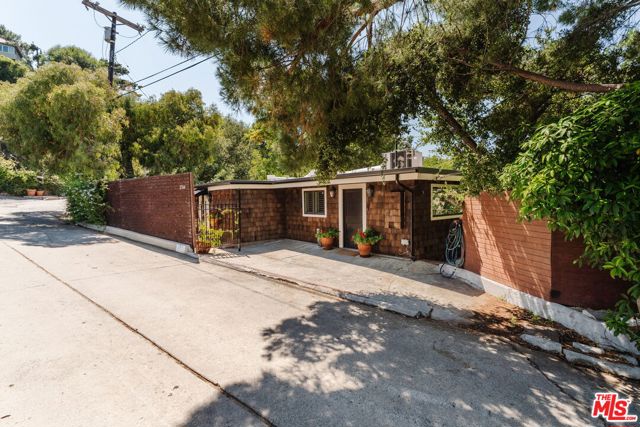2344 Sunset Heights Drive, Los Angeles CA: https://media.crmls.org/mediaz/6da43cf3-af37-4903-b6c4-a1ea044edae4.jpg