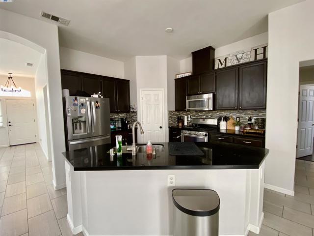 963 Grafton St, Manteca CA: https://media.crmls.org/mediaz/6da458ec-7592-4e08-9724-4e0c368be5d4.jpg