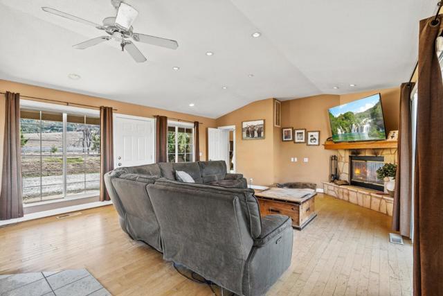 350 San Benancio Road, Salinas CA: https://media.crmls.org/mediaz/6da49b36-fe1a-4b93-8a46-9780cc90d4d6.jpg