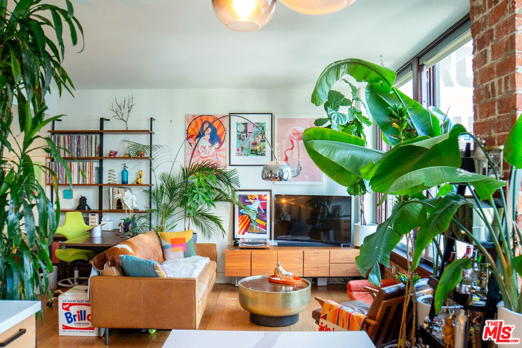 460 S Spring Street #903