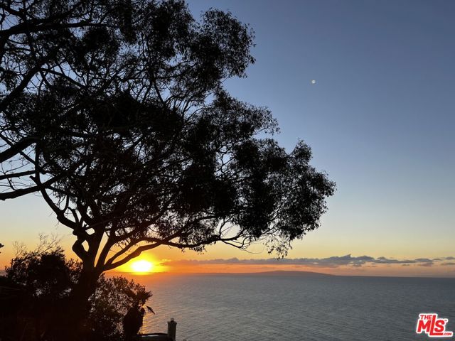 20706 Rockpoint Way, Malibu CA: https://media.crmls.org/mediaz/6da63b9c-7dbe-4c4c-ba82-c481bd009758.jpg