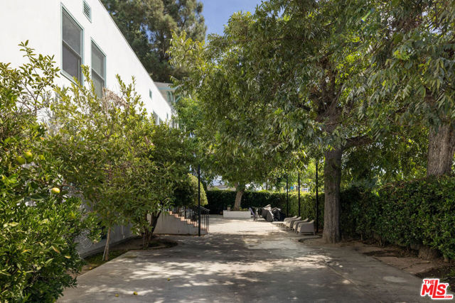 2191 El Sereno Avenue, Altadena CA: https://media.crmls.org/mediaz/6da6a516-982e-4992-8798-85b43077322e.jpg