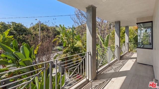 1724 N Sierra Bonita Avenue, Los Angeles CA: https://media.crmls.org/mediaz/6da6b551-2541-452d-bdd7-909240f7c0f6.jpg