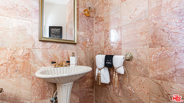 7449 Studio Road, Canoga Park CA: https://media.crmls.org/mediaz/6da72fdd-49b5-4106-a4f3-958c1df813a6.jpg