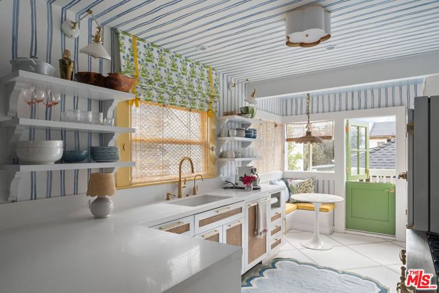 2704 3rd Street, Santa Monica CA: https://media.crmls.org/mediaz/6da76a47-6068-4f2b-8367-c71518eafb93.jpg