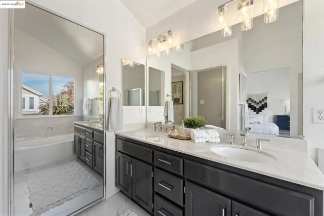 102 Waterview Dr, Richmond CA: https://media.crmls.org/mediaz/6da8ce67-dda6-49b7-a564-d0bf4b341aa7.jpg