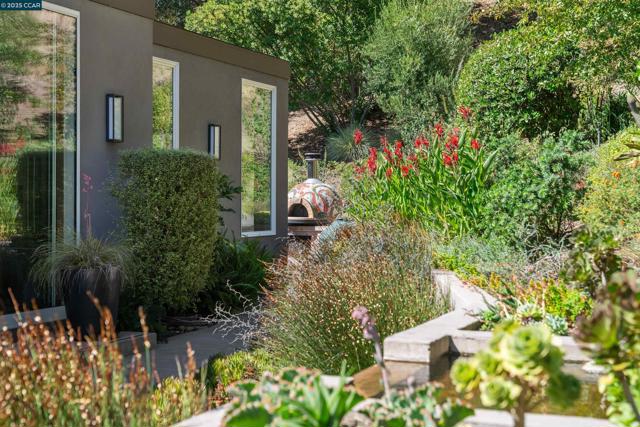 10 ICHABOD LANE, Orinda CA: https://media.crmls.org/mediaz/6daa16ce-50fb-4afa-8529-8fd82384b804.jpg