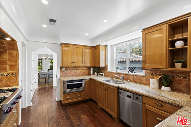 1335 S Sierra Bonita Avenue, Los Angeles CA: https://media.crmls.org/mediaz/6daae66b-f6b2-4c2d-b71f-f31a86b97414.jpg