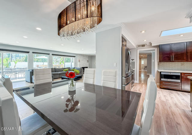23225 Cass Avenue, Woodland Hills CA: https://media.crmls.org/mediaz/6dab32e8-9ee5-4720-a369-42db8ccf3dea.jpg