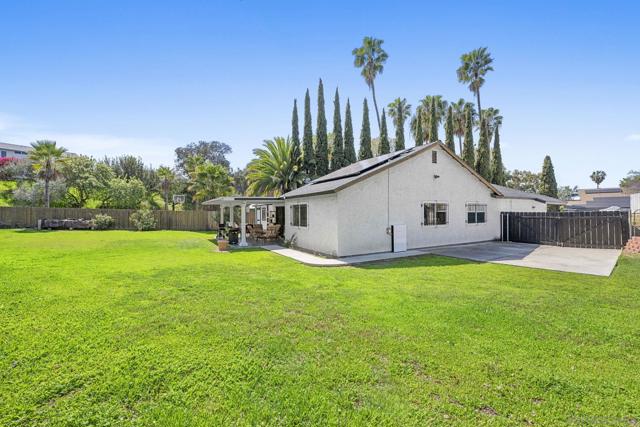 6065 Nancita Ct, San Diego CA: https://media.crmls.org/mediaz/6dacc823-43da-46bd-af1b-82c07d11a8be.jpg