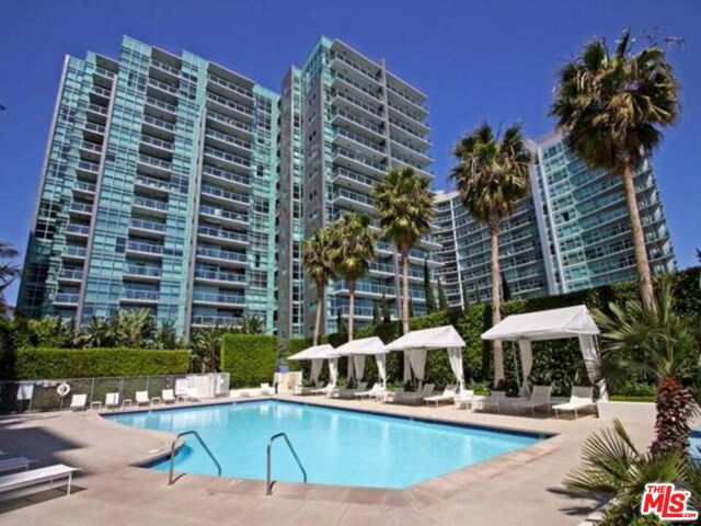 GORGEOUS & HIGH FLR 1BR/1BA LUXURIOUS CONDO W/ MARINA & CITY VIEW, LOWEST PRICE CONDO ON SUCH HIGH FLOOR; MOST ARCHITECTURALLY SOUGHT-AFTER BLDG IN THE MARINA. FROM SUNDECK, W/ FLR 2 CEILING TRANSLUCENT GLASS, REVEALS UNOBSTRUCTED VIEW, TASTEFULLY UPGD: GRANITE KITC & BATH CTR TOPS, MARBLE FLRS, LRG BALCONY, STAINLESS STL APPLN, LUXURIOUS AMENITIES RIVAL 5 STAR RESORTS: HT POOL, SAUNA, GYMS, 24HR VALET GRD/DRMAN, CONCIERGE, CONFERENCE RM, SCREEN RM, PILATE & YOGA STUDIO, SKY-LOUNGE, SUNDECK SPA & MORE...COME-ON HOME TO LUXURY!!!