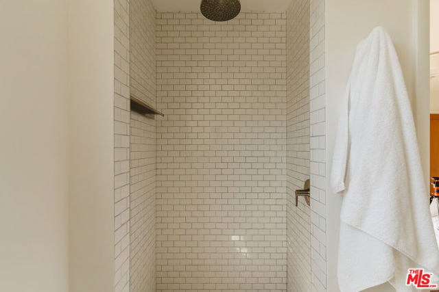 2709 S Harcourt Avenue, Los Angeles CA: https://media.crmls.org/mediaz/6dadc91d-2e39-41b6-8724-a780f46a1c69.jpg