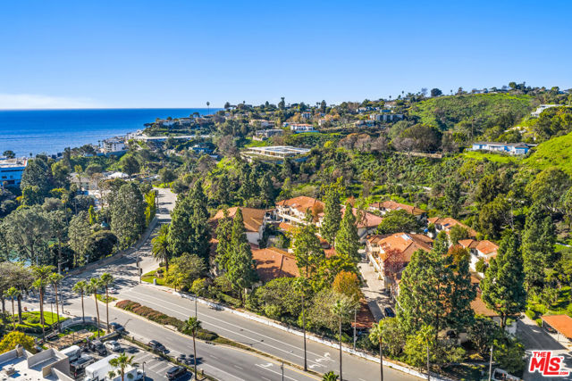 501 Palisades Drive, Pacific Palisades CA: https://media.crmls.org/mediaz/6dadf058-6c3c-4ace-a66b-dc8c05e6f698.jpg