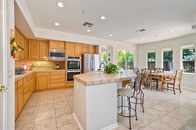 Detail Gallery Image 10 of 44 For 1752 Russet Leaf Ct, El Cajon,  CA 92019 - 5 Beds | 3 Baths