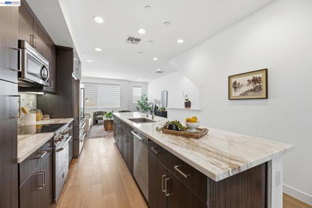 931 Edy Ln, Oakland CA: https://media.crmls.org/mediaz/6daf2c75-77a1-49df-89ec-4363b1f922d0.jpg