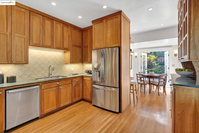 541 Boulevard Way, Piedmont CA: https://media.crmls.org/mediaz/6daf384e-89c5-4b38-b510-a6e446f8808d.jpg