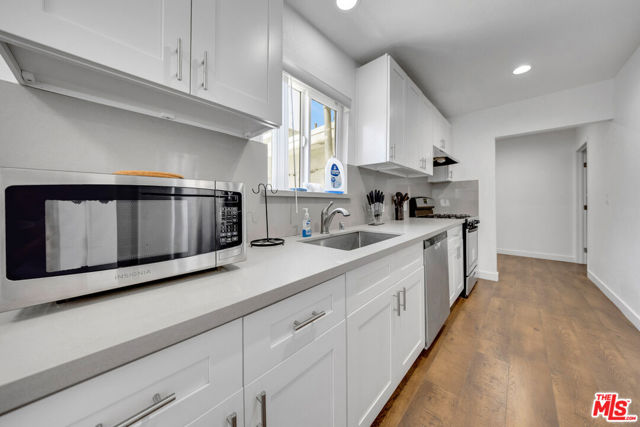 1286 W 39th Place, Los Angeles CA: https://media.crmls.org/mediaz/6daf77cd-ebc8-418b-bc30-d90ee5a64eab.jpg