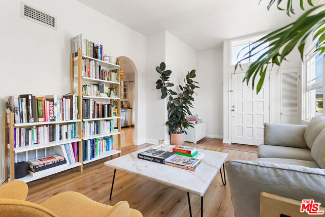 4157 Tivoli Avenue, Los Angeles CA: https://media.crmls.org/mediaz/6daf8fd6-d814-4980-bd9f-294f50bb1b9e.jpg