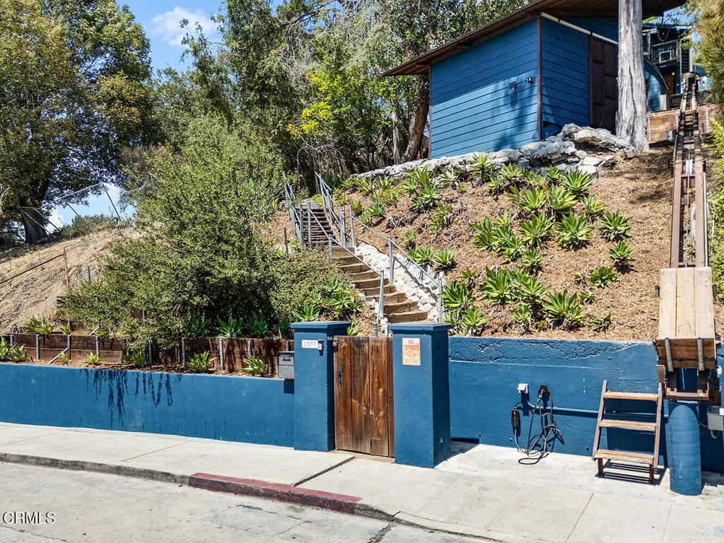2537 Crestmoore Place