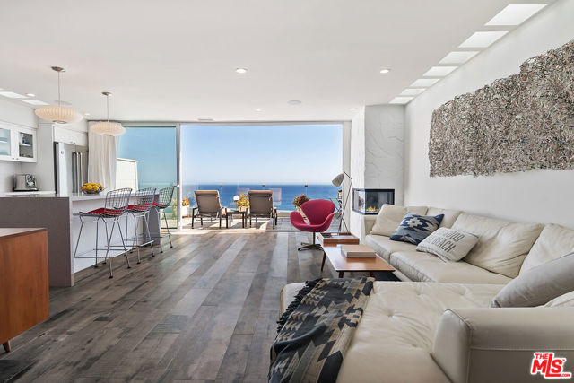 27400 Pacific Coast Highway, Malibu CA: https://media.crmls.org/mediaz/6dafb847-8434-4706-ae80-9179ee613ae0.jpg