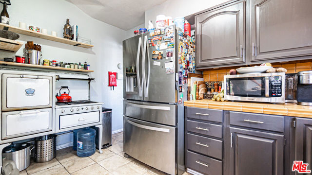 1277 S Orange Drive, Los Angeles CA: https://media.crmls.org/mediaz/6db19c21-a972-4a1b-9e16-e5eab9bc88ea.jpg