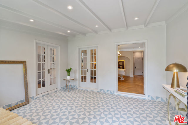 809 S Muirfield Road, Los Angeles CA: https://media.crmls.org/mediaz/6db21803-6f52-4be3-aef7-22ecf3d61264.jpg