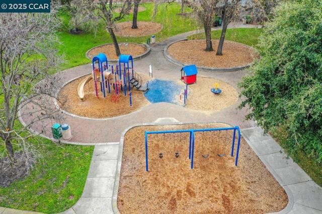 2742 Oak Rd, Walnut Creek CA: https://media.crmls.org/mediaz/6db2614c-f7bc-44e5-a475-6536cf358895.jpg