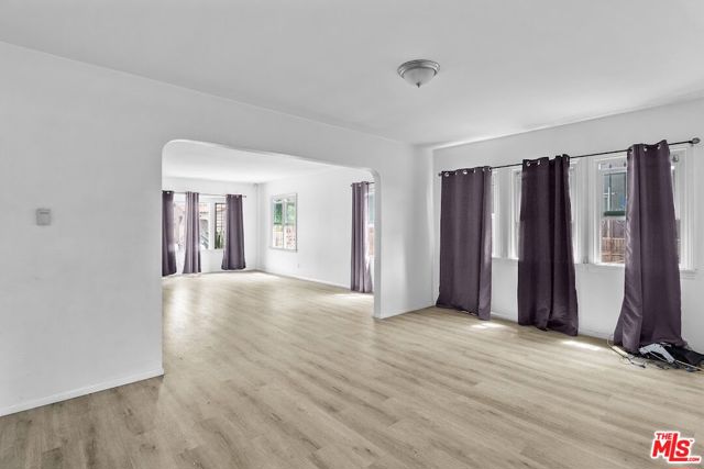 700 E 85th Street, Los Angeles CA: https://media.crmls.org/mediaz/6db2aa1e-9ac8-4e29-8e79-aad0fab0ef34.jpg
