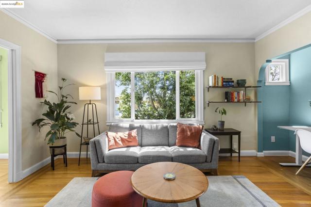 1222 Hollywood Ave, Oakland CA: https://media.crmls.org/mediaz/6db2cf62-5bf5-471a-992b-22190fdf1220.jpg