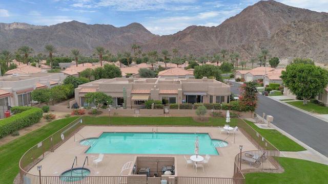 48135 Vista Cielo, La Quinta CA: https://media.crmls.org/mediaz/6db32e53-3ad8-44cd-be8f-c99734bd581f.jpg