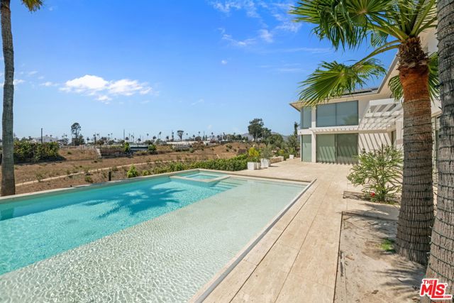 623 Alma Real Drive, Pacific Palisades CA: https://media.crmls.org/mediaz/6db3c318-2bdd-4ee3-8790-8ca04e8979bc.jpg