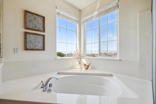4276 Bay Crest Circle, Seaside CA: https://media.crmls.org/mediaz/6db4ec91-fce7-43a4-af9d-2f3b3f66083b.jpg