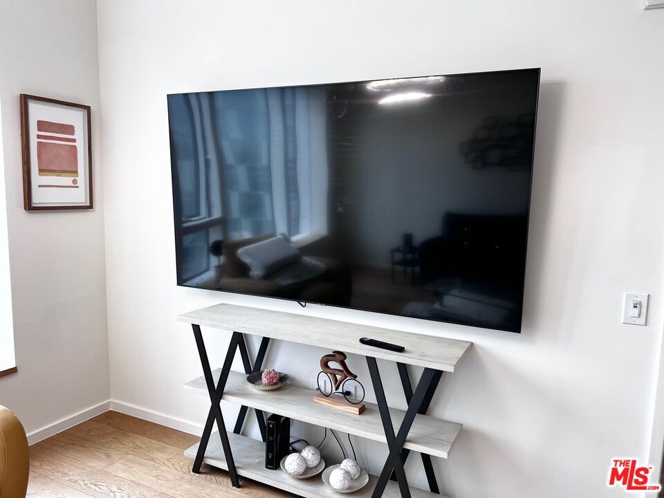 https://media.crmls.org/mediaz/6db71629-ee31-4237-9acb-d513e84411ac.jpg?preset=X-Large