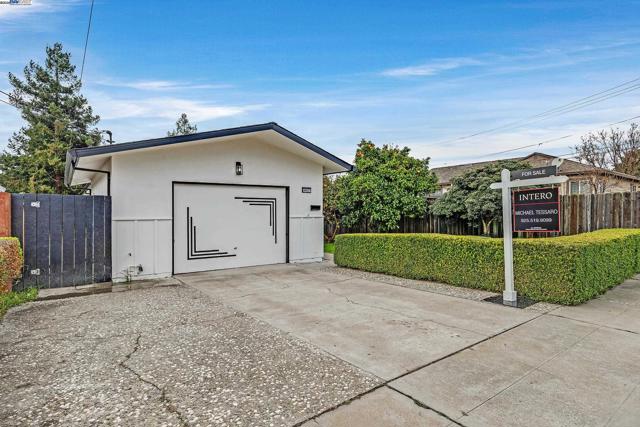 36517 Cherry St, Newark CA: https://media.crmls.org/mediaz/6db739e6-cd73-46df-8c9c-24e67633081e.jpg