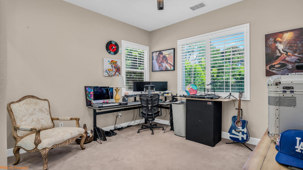 https://media.crmls.org/mediaz/6db77c86-f3c9-49e5-ae90-dfb7045c6963.jpg?preset=X-Large