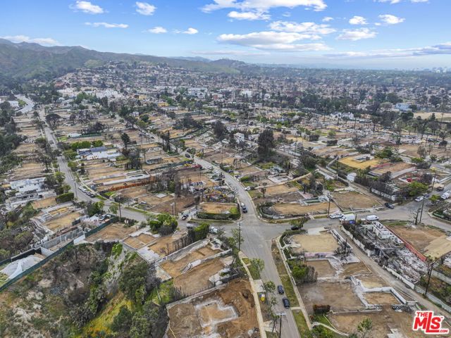 595 Radcliffe Avenue, Pacific Palisades CA: https://media.crmls.org/mediaz/6db8aa7c-a5e6-43d0-bdd7-f4d93aae1b08.jpg