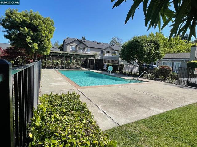 54 Creek Tree Ln, Alamo CA: https://media.crmls.org/mediaz/6db8c6c2-a1d7-4a58-9c82-9670c7fcfc2e.jpg
