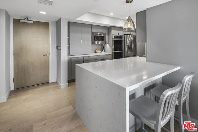 13700 Marina Pointe Drive, Marina del Rey CA: https://media.crmls.org/mediaz/6db901eb-e86c-422b-b7ab-98fb31aa36af.jpg