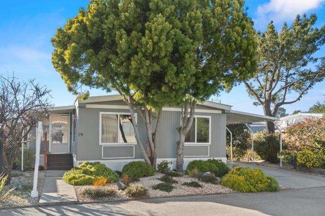 19 Dolphin Court, Half Moon Bay CA: https://media.crmls.org/mediaz/6db92fd1-ffe4-4117-814a-832e72475448.jpg