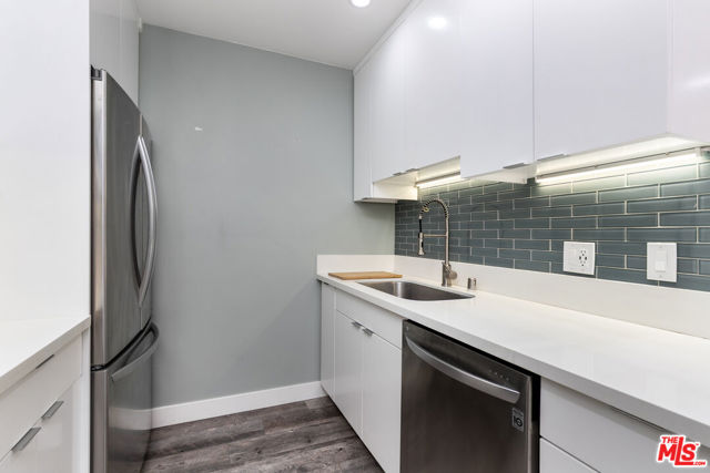 1145 Larrabee Street, 6 photo 5