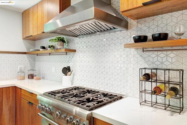 5801 Balboa Dr, Oakland CA: https://media.crmls.org/mediaz/6db936e6-e6e7-4806-80b6-2c554e1fd154.jpg