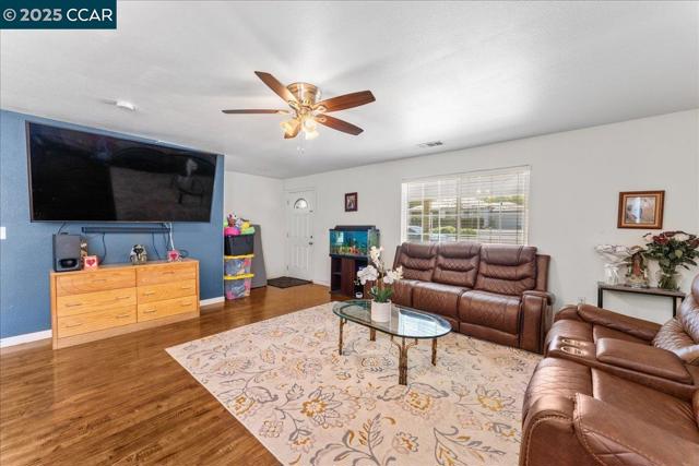 4825 San Pablo Dam Rd, El Sobrante CA: https://media.crmls.org/mediaz/6db93aca-2d05-4c88-9534-8156e6c7bcec.jpg