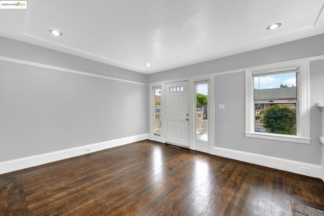 1009 106Th Ave, Oakland CA: https://media.crmls.org/mediaz/6db976e3-3d90-4e34-873d-6df607164b53.jpg